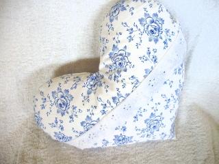 3966.180908.172157_herzkissenbauernstoff-blauerosen2oly2