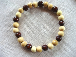 3966.181008.133321_armband-holz-braun-beige-rundeperlen1oly
