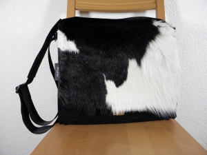 Kuhfelltasche, Filztasche mit Kuhfell, schwarz, weiß, Messenger, Männertasche, groß für Aktenordner, handgemacht aus Wollfilz, von Dieda, Palundu