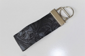 Edles Schlüsselband aus echtem dünnem Leder mit Muster, glitzernd, kurz, 3 cm breit, Klemmschließe mit Schlüsselring