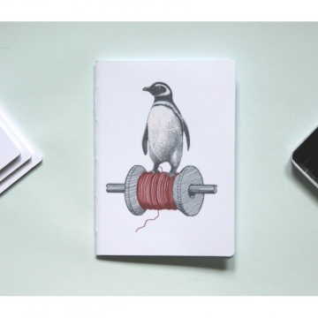 Notizheft Notizbuch Skizzenheft ✂ Pinguin auf Garnrolle rot ✂ 48 weiße blanko Seiten