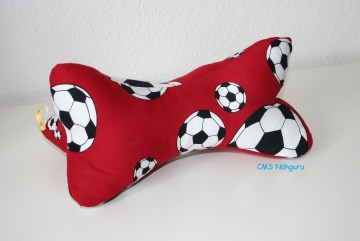 Leseknochen Fußball - roter Baumwollstoff mit Fußbällen bedruckt