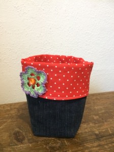 Utensilo, Stoffkörbchen, Jeans- Upcycling, dieses war einmal ein Hosenbein, mit rotem gepunktetem Innenstoff