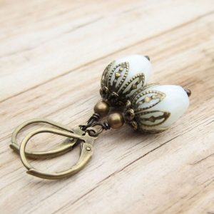 Kleine cremefarbene Knospen Ohrringe creme handgefertigt Vintage Stil Blumen Blüten Blütenohrringe Bronze Messing 4339.180718.182431_fotojet-9