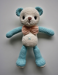 Teddy Bär Theo gehäkelt cremeweiß/blau, Bio - Baumwolle
