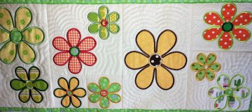 handgefertigter Tischläufer weiß mit Blüten gestickt und genäht 4584.180710.171923_img_20180530_0842332