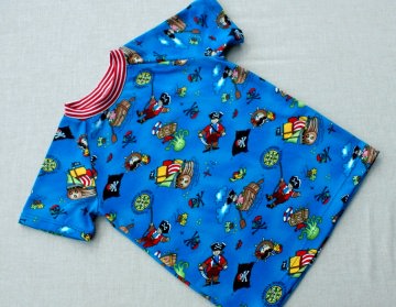 Shirt PIRATEN Kurzarm Gr.98, 110 Baumwolle Jersey blau bunt Einzelstücke handgenäht Sommer maritim fröhlich 