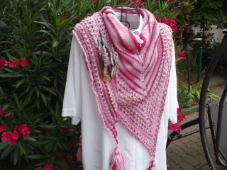 Handgestricktes Schultertuch / Dreieckstuch / Stola *Rosalie * aus 75% Wolle (Merinowolle)25%Polyamid