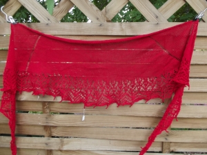 Handgestricktes Lacetuch/Schultertuch mit Ajourmuster in feuerrot aus 100% Baumwolle 5256.190330.101809_tcher036
