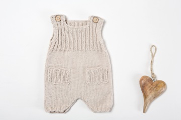 Niedliche handgestrickte Latzhose für Babys in beige aus weicher Wolle (Merino) - ein schönes Geschenk
