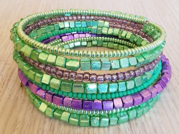Spiral-Armreif zum Wickeln mit grünen und violetten Glas- und Metallic-Perlen