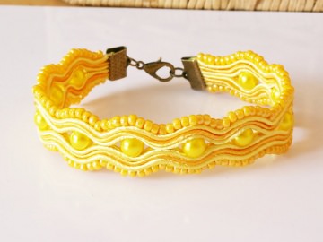Gelbes Soutache Armband mit Renaissance- und Glasperlen - Handgenäht