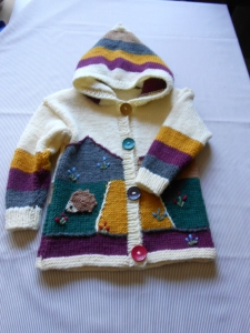 farbenfrohe Kinderstrickjacke Größe 98/104
