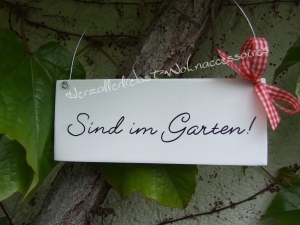 Sind im Garten! ☀  Türschild aus Holz ☀ weiß mit Schreibschrift in schwarz
