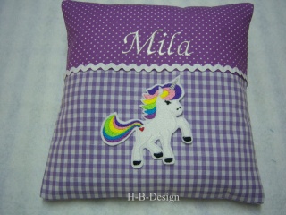 Handgenähtes Kissen für Mädchen, in Karostoff lila mit Punkten kombiniert und mit einer Appli Einhorn