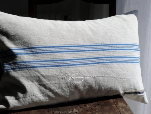 Wunderschöner Kissenbezug / Leinenkissenbezug aus altem Vintage Leinen mit blauen Streifen. 