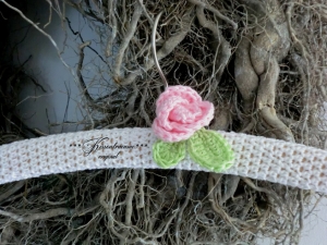 Schöner , umhäkelter Shabby Kleiderbügel in weiß mit kleiner Häkelrose in rosa.