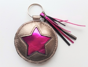 Handgemachter Schlüsselanhänger Star Metallic Leder - ökologisch, mineralisch gegerbt und frei von AZO-Farbstoffen und Konservierungsmittel.