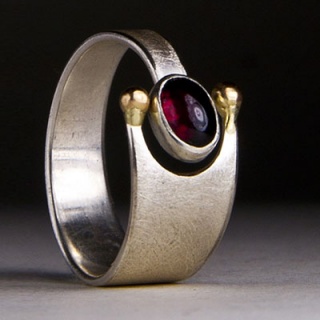 Ring mit Granat, offener Ring mit Granat, ungewöhnlich , elegant