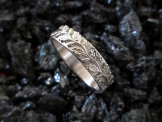 Silberring Diana profilierter Ring mit Blätterreigen