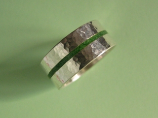 Silberring geschmiedet mit grünem Streifen breit