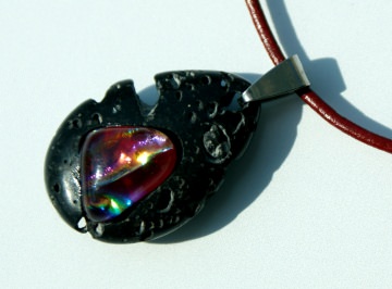 glitzer - GLUT in LAVA-Tropfen Anhänger Kette Leder Edelstahl dichroitisches Glas Unikat extravagant verspielt schwarz rot
