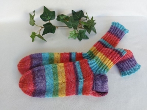 handgestrickte warme Socken in Gr. 38/39, Regenbogen bunt kaufen  