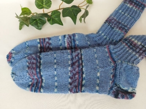 handgestrickte warme Socken in Gr. 42/43, blau und dezent gemustert kaufen