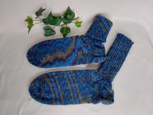 handgestrickte warme Socken in Gr. 46/47, blau/braun/aubergine kaufen 