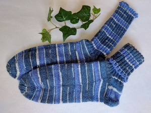 handgestrickte warme Socken in Gr. 46/47, blau/oliv/weiß gestreift kaufen   