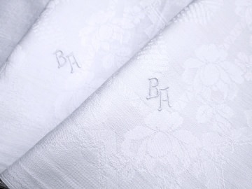 Großes Vintage Deckchen, Serviette mit romantischen Rosen und Monogramm *BA* in weiß