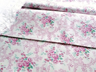 Antiker Bauernstoff, Wäschestoff in rosa, magenta, lila mit kleinen Rosen, unbenutzt