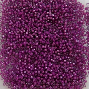 5 gr. Miyuki Delica, Zylinderperlen, crystal magenta lined, lila, zum Herstellen gefädelter oder gehäkelter Schmuckstücke aus Glasperlen 9647.190330.222104_delicacr.magentalined
