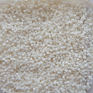 5 gr. Miyuki Delica, Zylinderperlen, cream ceylon, cremefarben glänzend, zum Herstellen gefädelter oder gehäkelter Schmuckstücke aus Glasperlen 9647.190330.222718_delicacreamceylon