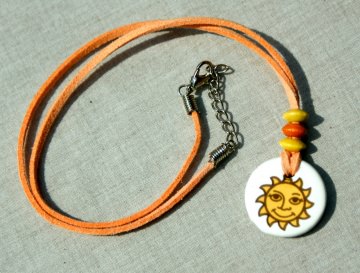Anhänger SONNE Keramik Velourleder fröhlich Mädchen Junge leicht weich Unikat 